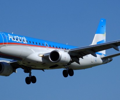Embraer E190 in Austral livery