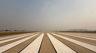 Blick auf die Piste 10/28 des Flughafens Noida.