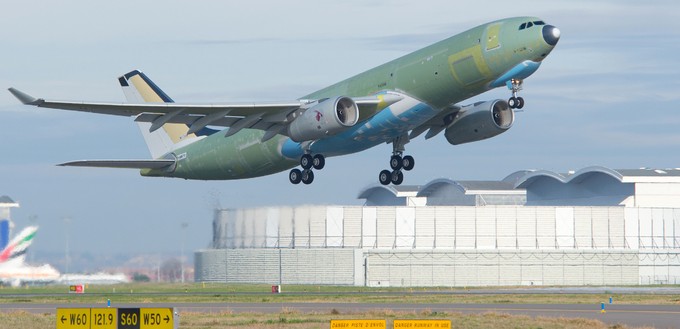 Der Airbus A330-200 F ist kein kommerzieller Erfolg. Der Hersteller erhielt bisher nicht mehr als 38 Orders für das Frachtflugzeug. Offiziell steht der Flieger zwar noch im Angebot. Doch Airbus fokussiert sich über das Gemeinschaftsunternehmen Elbe Flugzeugwerke mittlerweile auf den Umbau von A330-Passagierjets zu Frachtern.