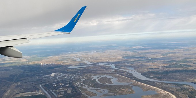 Nach rund 35 Minuten fliegen die Piloten über das Gebiet von Tschernobyl. Gut zu sehen der Sarkophag, mit dem der Katastrophenreaktor 202 neu versiegelt wurde, und dahinter die verlassene Stadt Pripyat.
