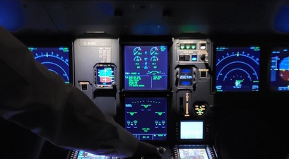 Cockpit in der Nacht: Wie sind Pilotinnen und Piloten angestellt?