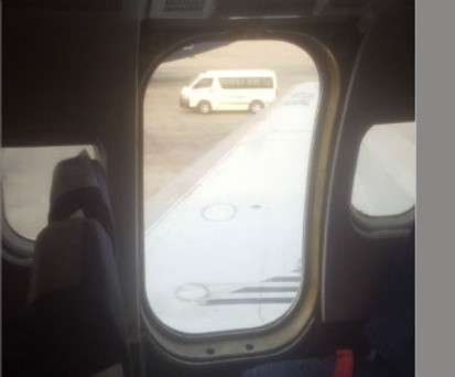 Tür fällt aus dem Flugzeug