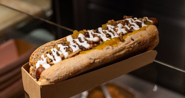 Der Hotdog Bastardo von Frau Hund: Noch bis September dürfen sich alle First-Class-Reisenden bei Swiss über den Gourmetsnack freuen. 