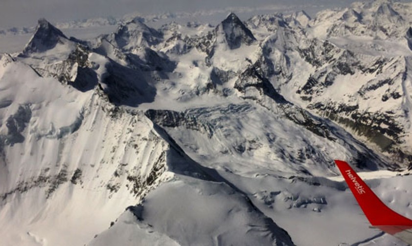 Embraer E190 über den Walliser Alpen mit Matterhorn (links): Bald für alle Passagiere buchbar.