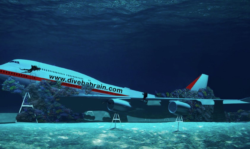 Dive Bahrain, Bahrain: Im Persischen Golf vor Bahrain hat das T<a href="https://www.aerotelegraph.com/taucher-attraktion-unter-wasser-boeing-747-und-airbus-a330-tauchen-auf-den-meeresboden-ab">auchunternehmen eine Boeing 747 versenkt</a> und sie zum künstlichen Korallenriff gemacht.