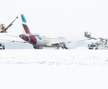 Eurowings-Airbus am BER: Das Flugzeug muss enteist werden.