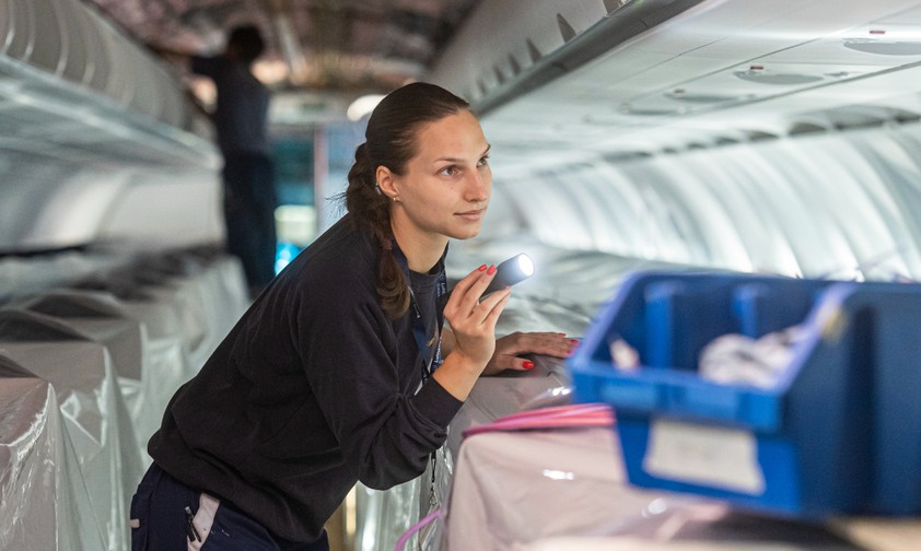 Arbeit mit Teilen von Lufthansa Technik (hier in Budapest): Auch in Russland lagern etliche.