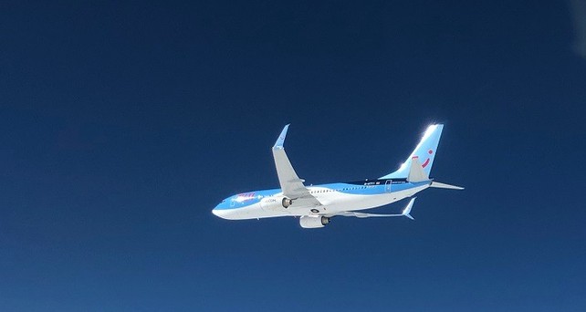 Beeindruckender Anblick - aber für die Passagiere harmlos: Kampfjet neben der Boeing von Tuifly.