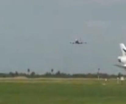 Anflug des Jumbos: Ohne Fahrwerk.