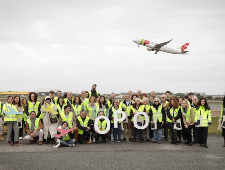 Mitarbeitende am Flughafen Porto: Im Hintergrund ein Flugzeug von Tap.