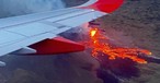 Blick aus dem Flugzeug: Lava bahnt sich ihren Weg am Boden.