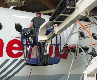 Hier wird die Sonderlackierung auf der Embraer E190 ...