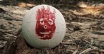 Rang 10: Cast Away (2000) ist die Auflage des Klassikers Robinson Crusoe. Ein Kurier von Fedex (Tom Hanks) strandet auf einer Insel im Pazifik, weil sein Jet abstürzt und verkürzt die Zeit mit Gesprächen mit einem Volleyball. Exzessives Product Placement.