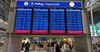 Anzeigetafel am Flughafen Düsseldorf: Es kommt aktueller aufgrund einer IT-Störung zu Verzögerungen,