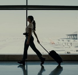 Passagierin am Flughafen: Aktuell erscheinen viele gar nicht dort.