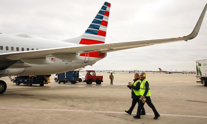 Boeing 737-800 von American Airlines: Die Fluglinie hat die Rechte von Crewmitgliedern eingeschränkt, um Rasissmus vorzubeugen.