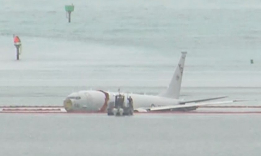 Militärische Boeing 737 treibt vor Hawaii in Meeresbucht