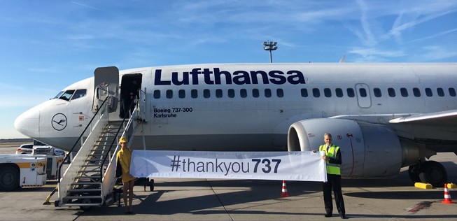 Vorstandsmitglied Harry Hohmeister und eine Flugbegleiterin vor dem Sonderflug zum allerletzten Flug am 31. Oktober 2016.