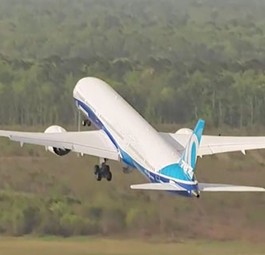 Die Boeing 787-10 flog zum ersten Mal