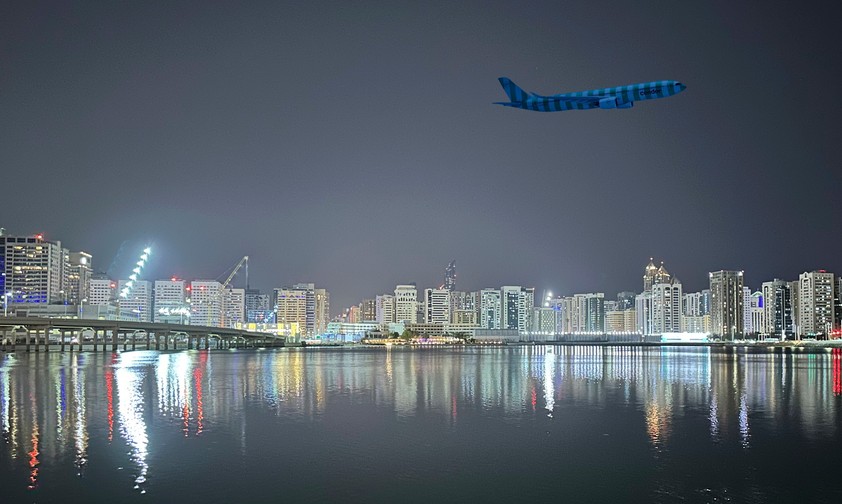 Airbus A330 von Condor über Abu Dhabi (Montage): Die Streifenflieger snd bald im Emirat zu sehen.