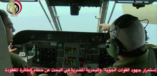 Piloten in einem Suchflugzeug: Das Wrack bleibt verschwunden.