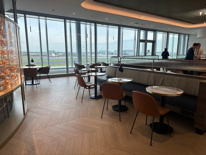 Die Fassade zieht sich über die ganze Länge der Lounge.