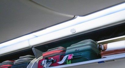 Koffer in der Kabine: Die EU will Zusatzgebühren will Handgepäck abschaffen.