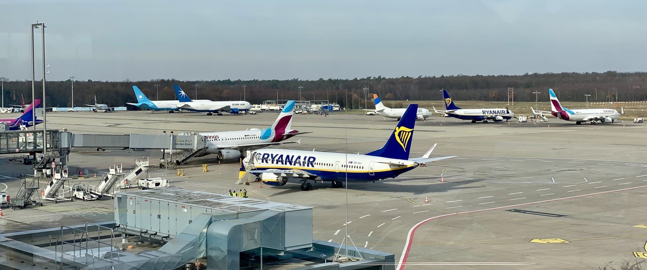 Vorfeld des Flughafens Köln/Bonn (Archivbild): Wer sich unbefugt Zutritt verschafft, riskiert empfindliche Strafen.