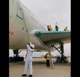 Dort machen sie sich an der Boeing 777 zu schaffen.