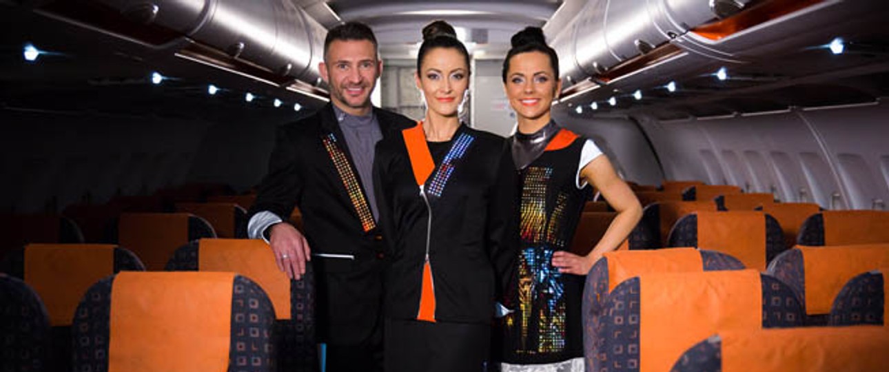 Das sind die neuen intelligenten Uniformen der Flugbegleiter. Sie sollen einerseits Stil haben und immer noch bequem sein. LEDs am Jackenrevers zeigen wichtige Informationen wie die Flugnummer und die Destination an.