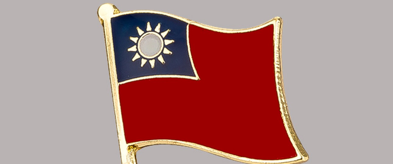 Pin mit taiwanesischer Flagge: Verboten an Bord der Emirates-Flieger oder auch nicht...