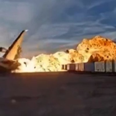 Der Moment des Unfalls: Die McDonnel Douglas MD-11 geht in einem Feuerball auf.