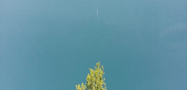 Flugzeug am Himmel: Die Reisezeiten werden wegen Winden länger.