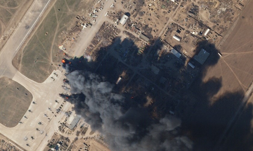 Der Flughafen Kherson nach einer der ersten Bombardierungen: Starke Zerstörung.