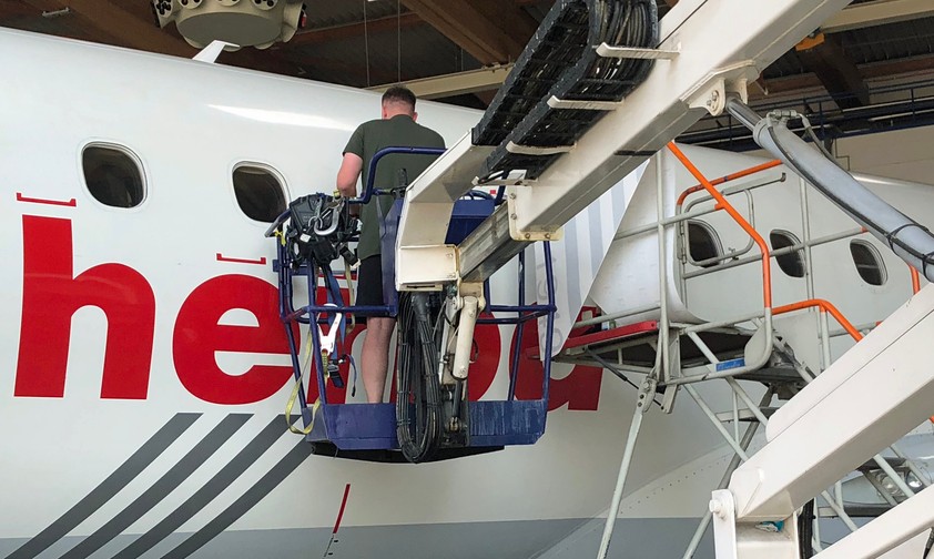 Hier wird die Sonderlackierung auf der Embraer E190 ...