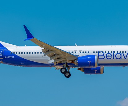 Boeing 737 Max: Belavia-Bemalung, aber kasachisches Kennzeichen und kleine kasachische Flagge: