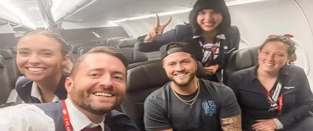 Phil Stringer (Mitte) mit der American Airlines Crew: Der Amerikaner war der einzige Passagier.