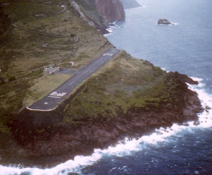 Platz 10: Der Juancho E. Yrausquin Airport, Saba, Niederländische Antillen wurde auf die Klippen gebaut und ist so kurz, dass die Landung selbst mit einer Cessna eine echte Herausforderung ist.