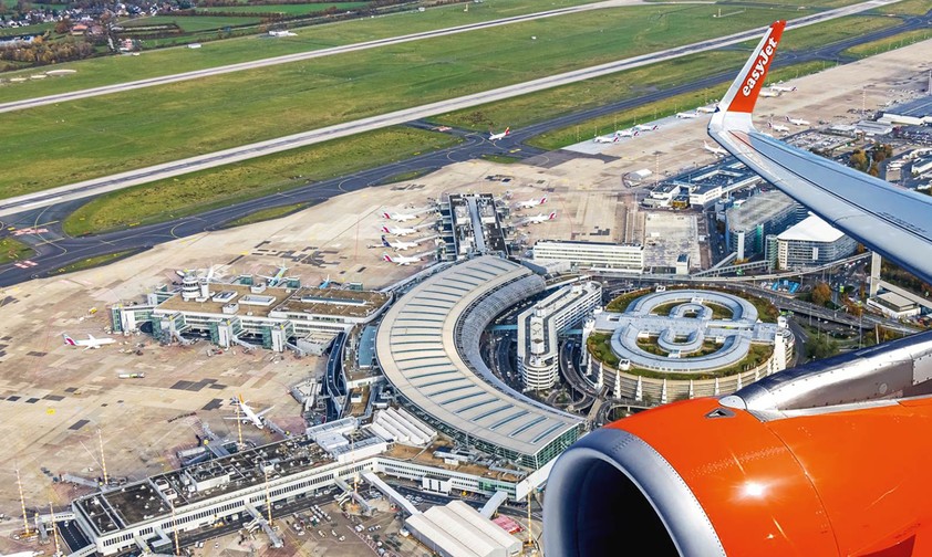 Easyjet-Flieger über dem Flughafen Düsseldorf (Montage): Künftig wieder zu sehen.