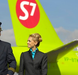 Pilot und  Flugbegleiterin von S7 Airlines: Die Fluggesellschaft baut wegen anhaltenden Triebwerksproblemen Personal ab.