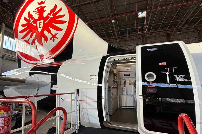 Der Weg in den Eintracht-Flieger: Der rote Adler prangt am Heck.