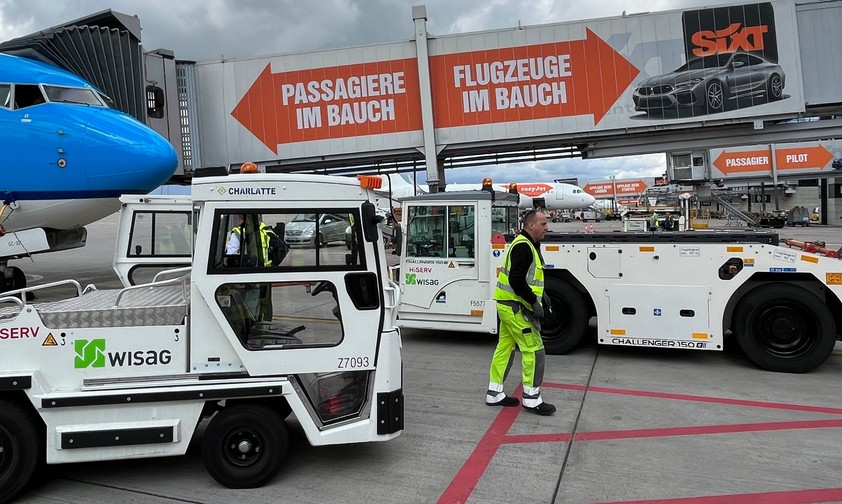 Ein elektrisches Zug- und Pushbackfahrzeug  BER: Wisag will den Fuhrpark bis 2030 umstellen.