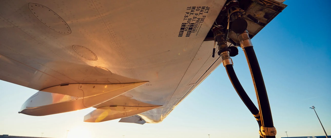 Ein Flugzeug wird betankt: Die Bundesregierung will mit innerdeutscher Kerosinsteuer das Haushaltsloch stopfen.