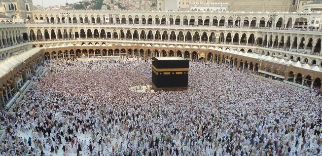 Die Kaaba im Innenhof der Heiligen Moschee in Mekka: Das zentrale Heiligtum des Islam und Ziel vieler Pilger.