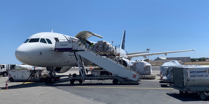 ... betreibt die Flugzeuge für Lufthansa Cargo. In den Fliegern ...