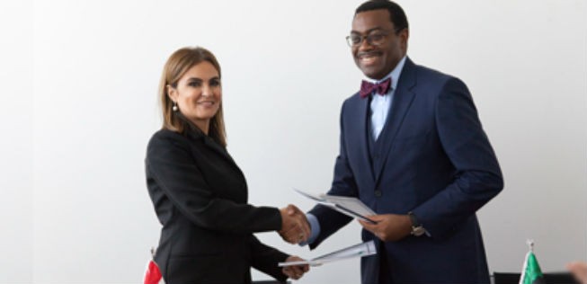 Dank der afrikanischen Entwicklungsbank und einem Fonds soll das erste Projekt am Flughafen umgesetzt werden. Die ägyptische Ministerin für internationale Kooperationen, Sahar Nasr (links) und der Präsident der African Development Bank, Akinwumi Adesina, trafen sich in Lima zur Vertragsunterzeichnung des Darlehens.