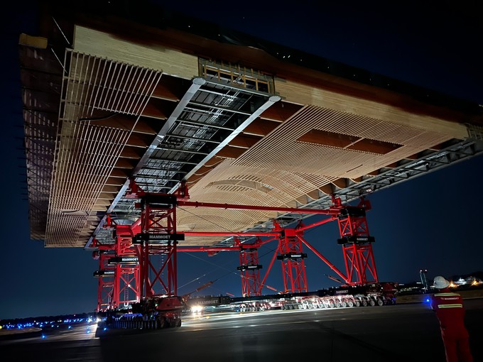 Die Spezialtransportfirma bewegte die Holzdecken mit 1,6 Kilometern pro Stunde zu ihrem Bestimmungsort.