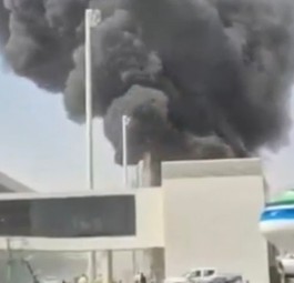 Rauchwolke am Flughafen: Das Bild aus den Sozialen Netzwerken soll den Airport Riyadh zeigen.