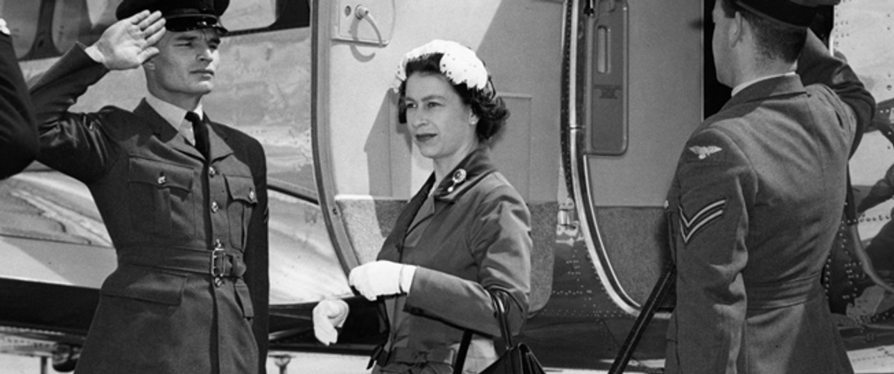 Queen Elizabeth II trifft 1958 am Flughafen Gatwick ein.