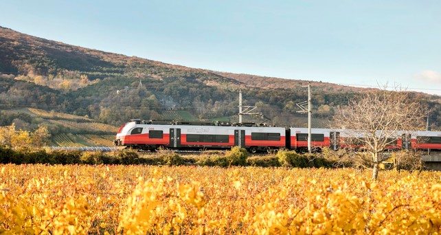 Zug der ÖBB: Der öffentliche Personennahverkehr ist die beliebteste Option zur Anreise zum Flughafen Wien.